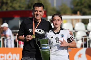 Carlos Muñoz decide su futuro: “Cuando me retire quiero ser entrenador en el fútbol femenino”