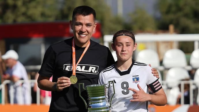 Carlos Muñoz decide su futuro: “Cuando me retire quiero ser entrenador en el fútbol femenino”