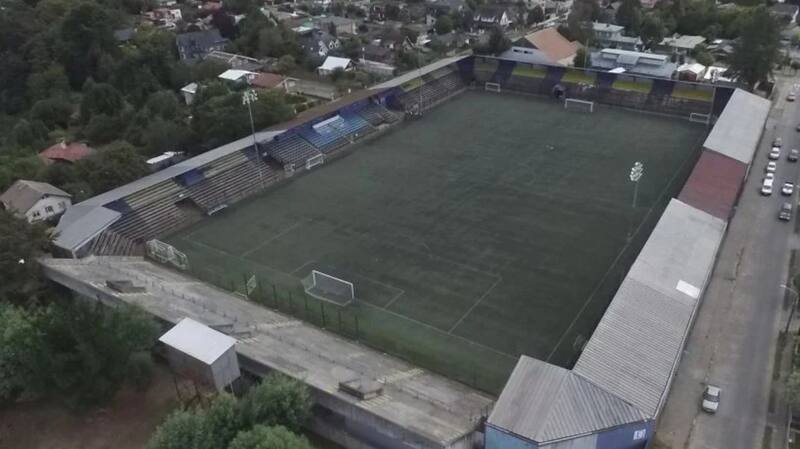 El estadio Rubén Marcos de Osorno tiene nuevo pasto sintético.