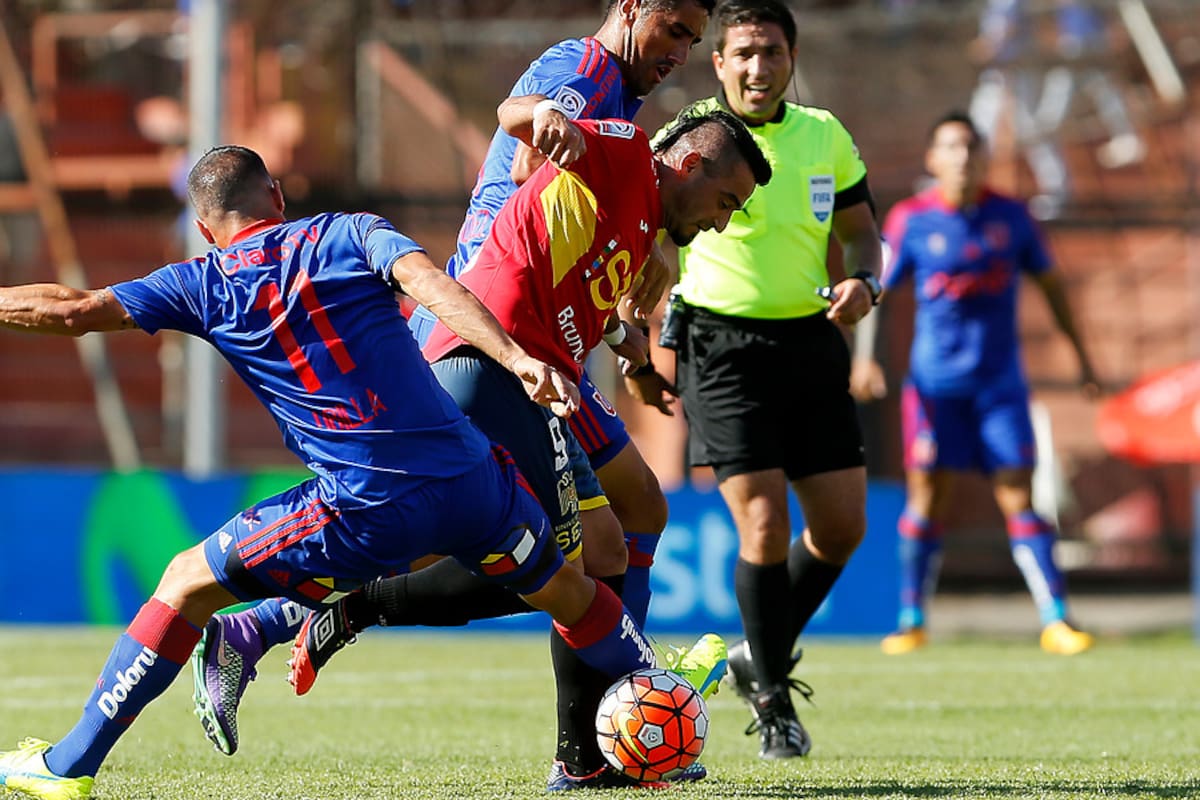Carlos Salom jugando con la camiseta de Unión Española ante la U. Foto: Aton.