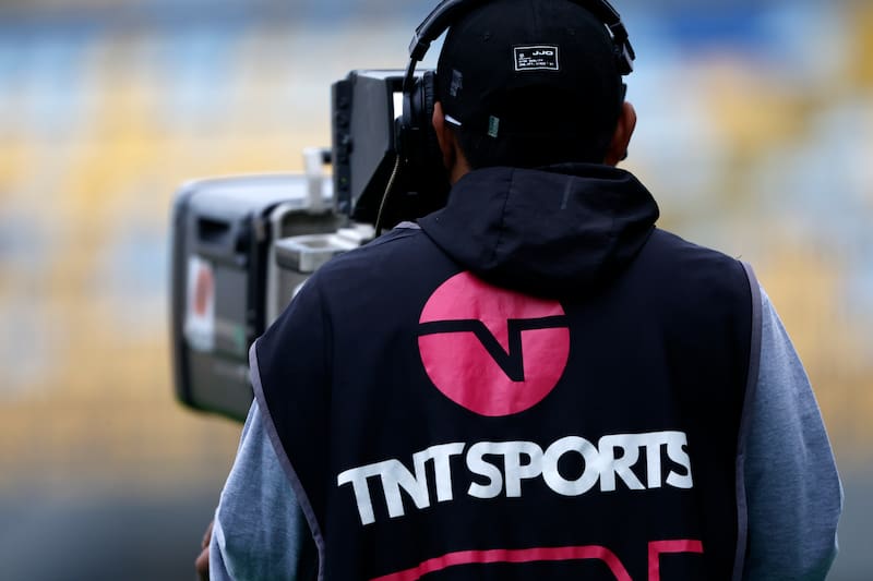El motivo que dejó a TNT Sports sin relatores en duelo de la Liguilla: también afectó a CHV y CNN. Foto: Agencia ATON.