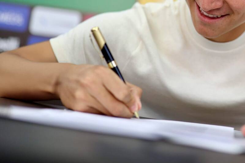 Jugador firma su primer contrato profesional.