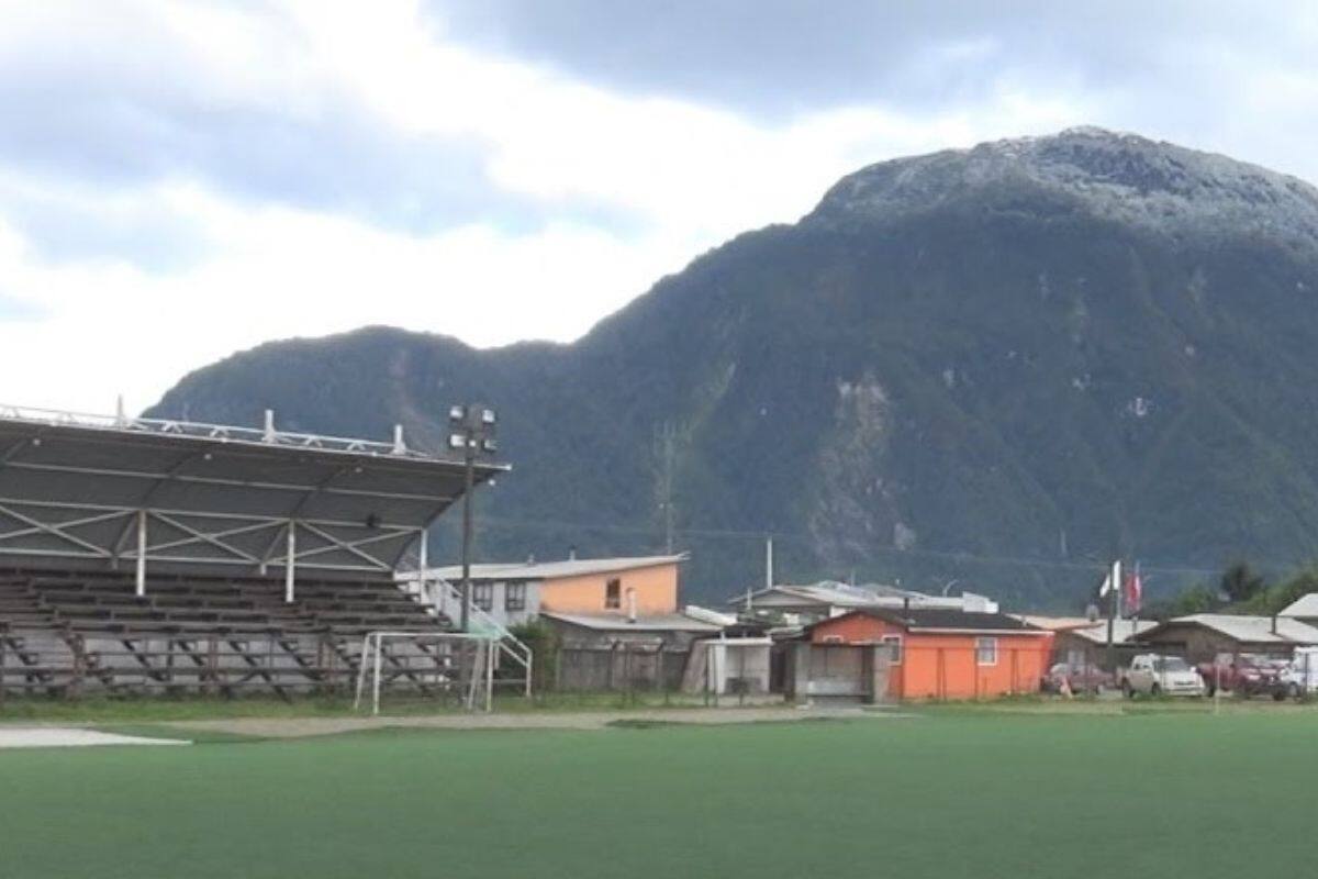 Más de 800 millones de pesos se invertirán en renovar la carpeta del Estadio ANFA de Puerto Aysén.