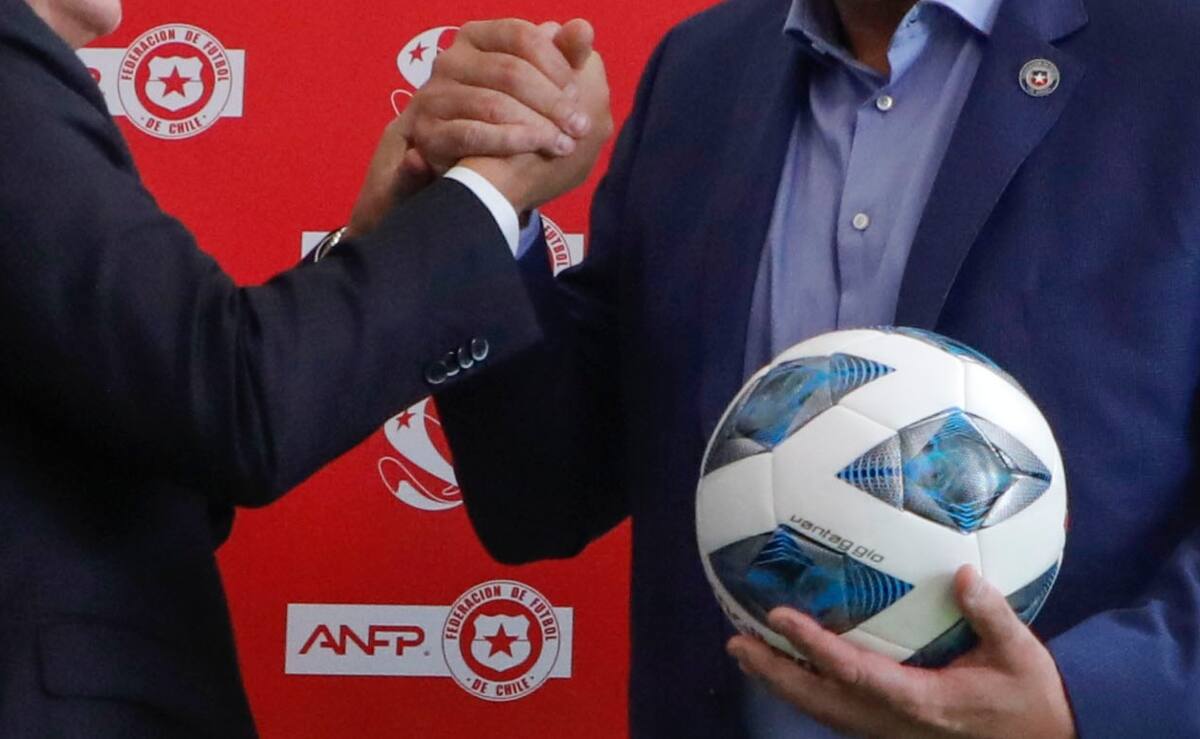 Un representante denunció amiguismo en el fútbol chileno. Foto: Agencia Aton.