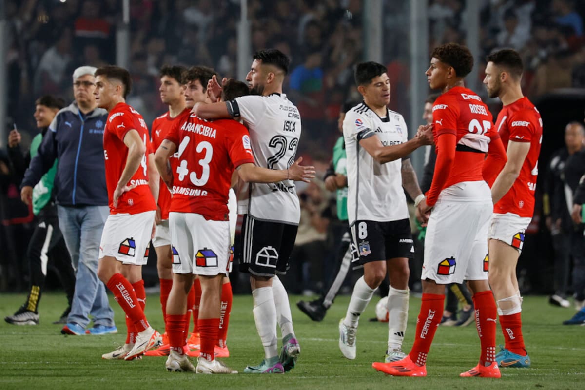 La UC ante Colo Colo en el Estadio Monumental