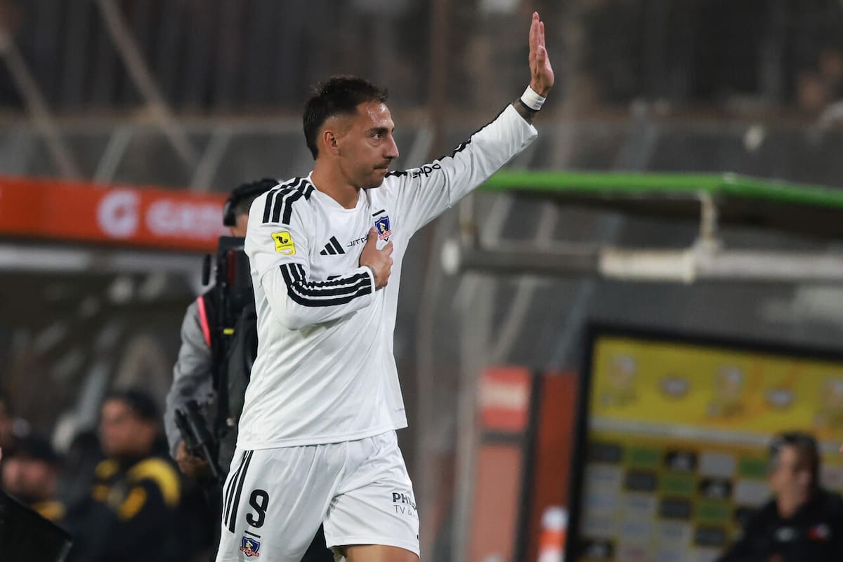 Javier Correa arriesga una sanción histórica: árbitros piden 10 fechas de castigo para el goleador de Colo Colo. Foto: Aton.