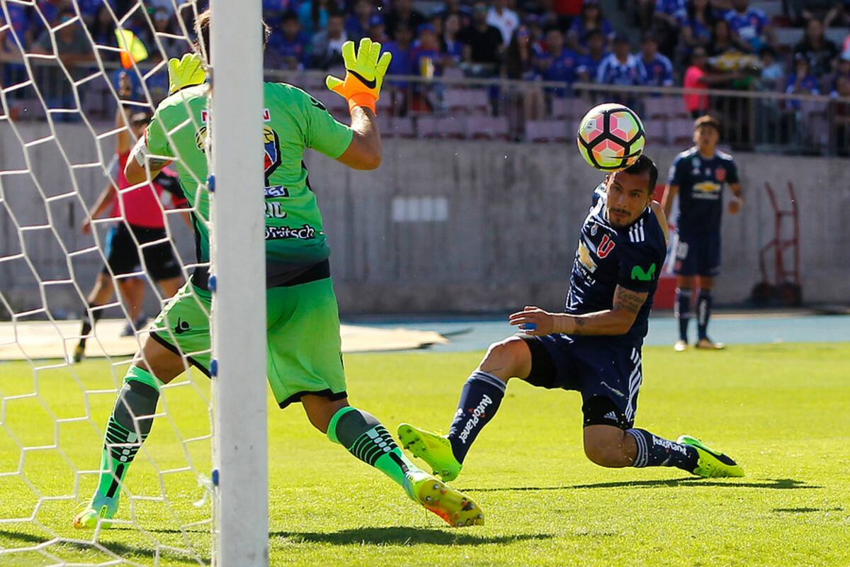El jugador de Universidad de Chile, Sebastian Ubilla disputa el balón con Nicolás Peric de Audax Italiano durante el partido de primera división disputado en el estadio Nacional de Santiago, Chile, 25/11/2017. Foto: Aton.