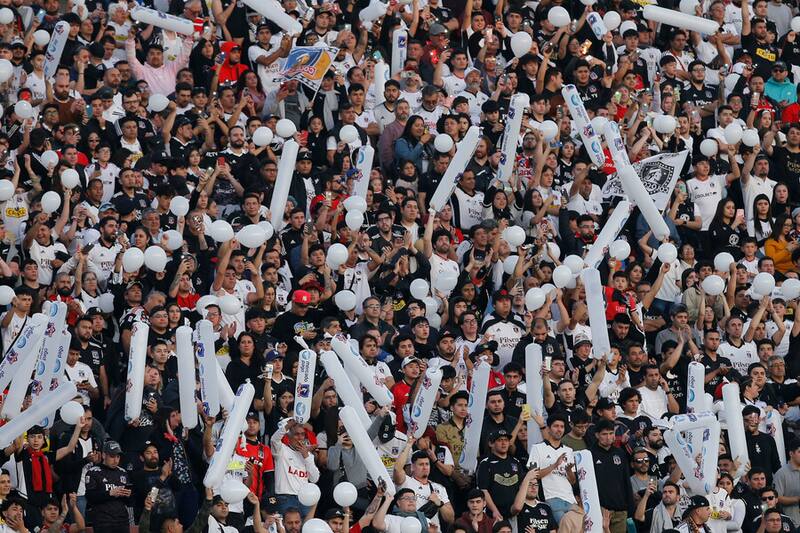 Hinchas de Colo Colo en el estadio Monumental. Foto: Aton.