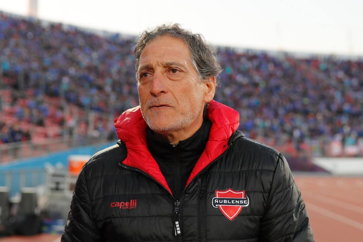 Contra la U: así respondió Mario Salas cuando le preguntaron si pensaba darle una manito a Colo Colo. Aton
