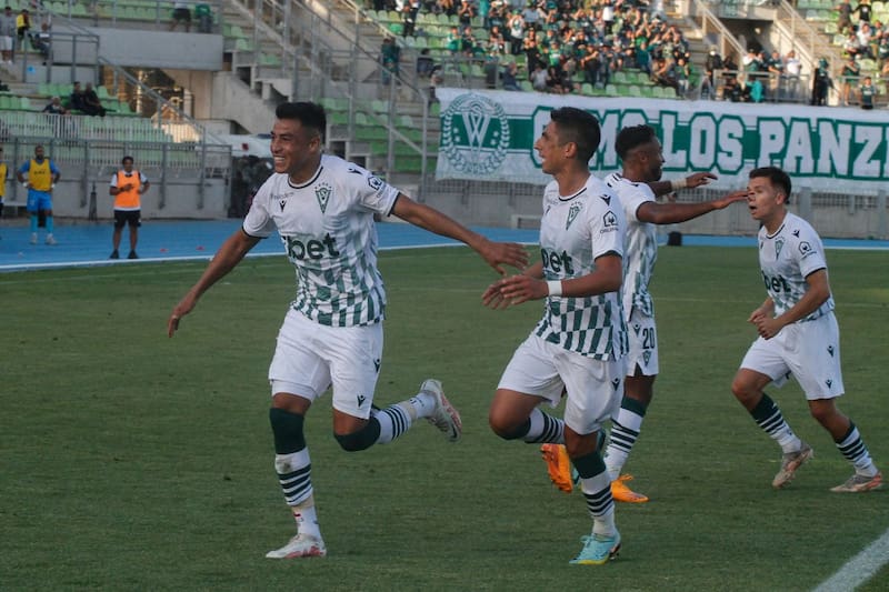 Milton Alegre, en sus tiempos como delantero de Santiago Wanderers. Foto: Agencia Aton.