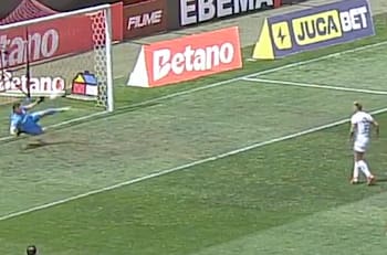 VIDEO | Lo celebraron en la U y la UC: así fue el penal fallado por Eduardo Vargas