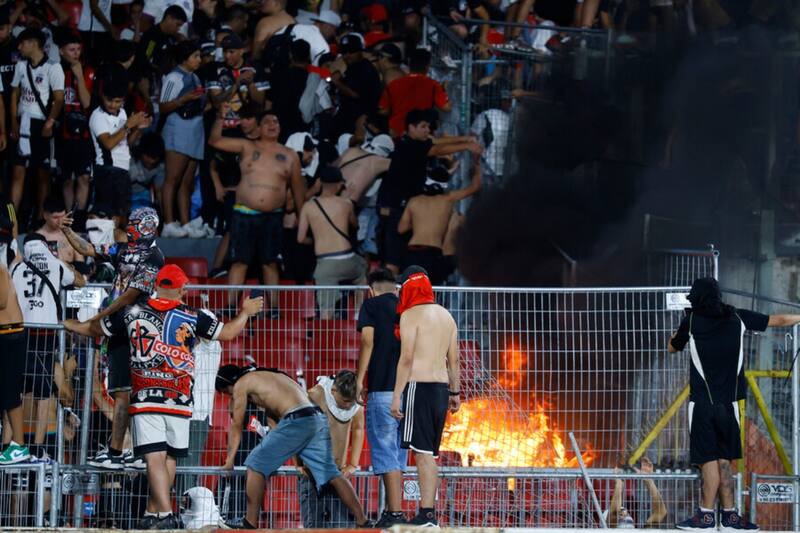 Desmanes provocados por barristas de Colo Colo en la final de la Supercopa. Foto: Aton.
