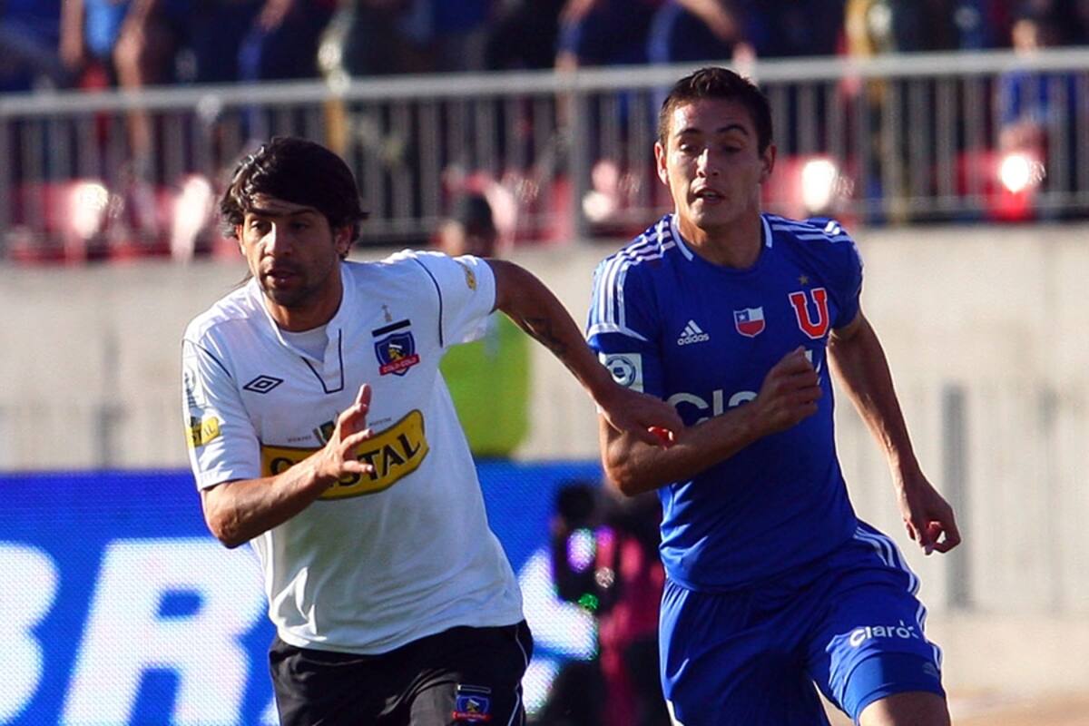 FUTBOL, UNIVERSIDAD DE CHILE VS COLO COLO
DECIMO CUARTA FECHA, CAMPEONATO APERTURA 2012.
EL JUGADOR DE COLO COLO,LUCAS WILCHEZ, IZQUIERDA, DISPUTA EL BALON CON,MATIAS RODRIGUEZ, DE UNIVERSIDAD DE CHILE, DURANTE EL PARTIDO DE PRIMERA DIVISION JUGADO EN EL ESTADIO NACIONAL.
29/04/2012
SANTIAGO,CHILE.
MARTIN THOMAS/PHOTOSPORT*****************************
FOOTBALL, UNIVERSIDAD DE CHILE VS COLOCOLO
FOURTEENTH DATE, APERTURE CHAMPIONSHIP 2012.
COLO COLO'S PLAYER, LUCAS WILCHEZ, LEFT, BATTLES FOR THE BALL AGAINST UNIVERSIDAD DE CHILE'S, MATIAS RODRIGUEZ, DURING THEIR FIRST DIVISION FOOTBALL MATCH HELD AT THE NACIONAL STADIUM.
29/04/2012
SANTIAGO,CHILE
MARTIN THOMAS/PHOTOSPORT