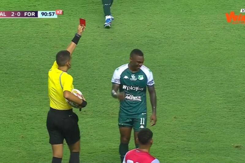 El momento de la expulsión del ex Colo Colo Fabián Castillo.