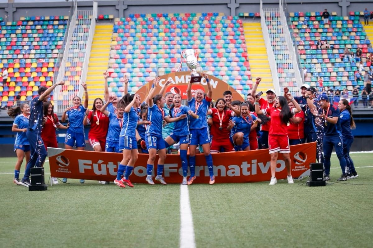 La U campeón con remontada inolvidable y una postal viral de las hijas de Chupete Suazo. Foto: @udechilefemenino