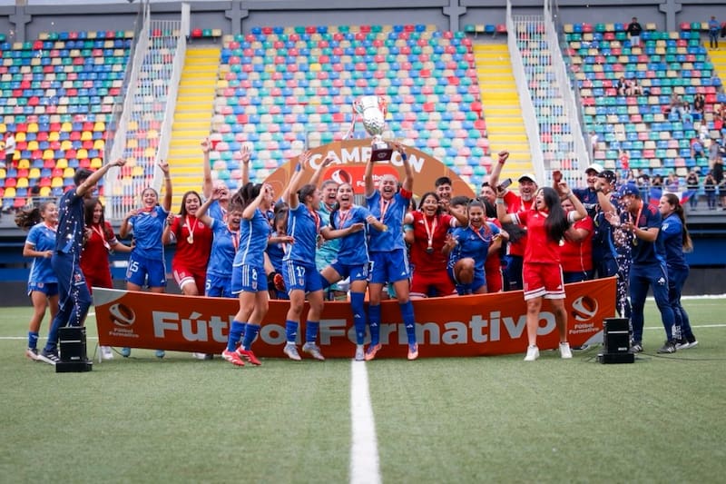 La U campeón con remontada inolvidable y una postal viral de las hijas de Chupete Suazo. Foto: @udechilefemenino