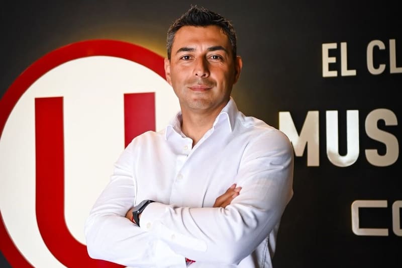 Carlos Véliz, presentado oficialmente en Universitario de Lima. Foto: @futbolfemeninouniversitario en Instagram.