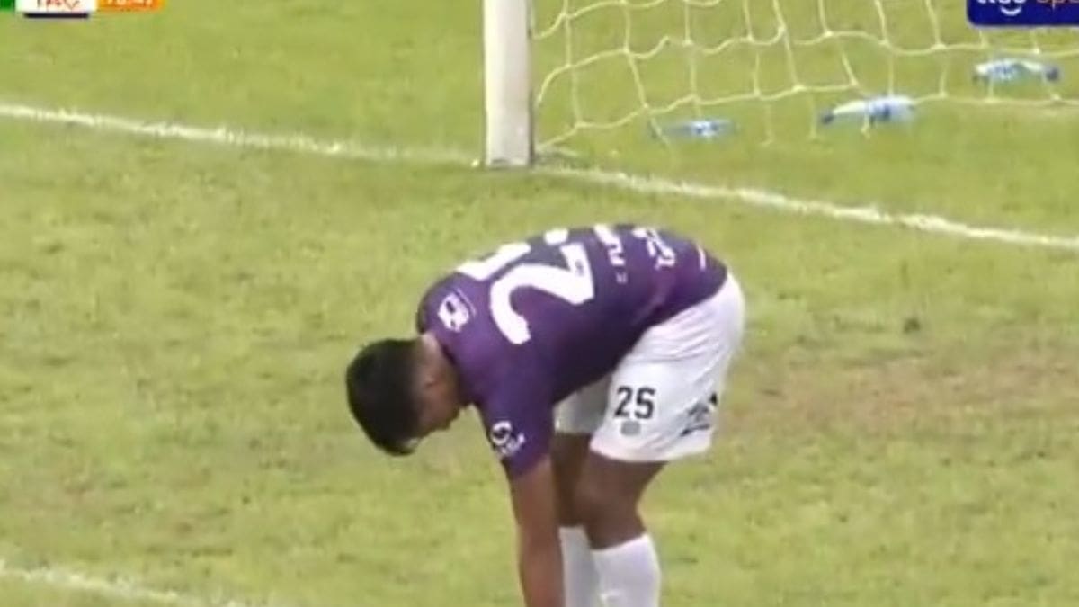 VIDEO | ¡El condoro del año! Marcó este inaudito autogol y su club lo despidió de inmediato