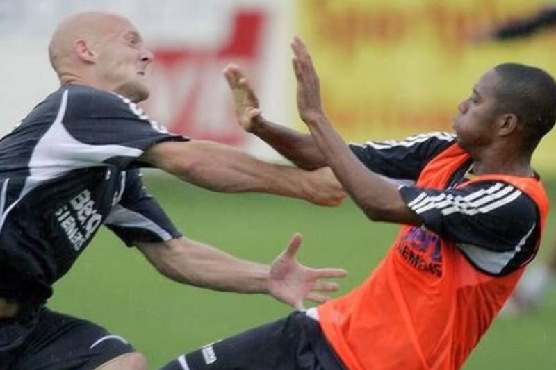 La recordada pelea entre Thomas Gravesen y Robinho en pleno entrenamiento del Real Madrid.