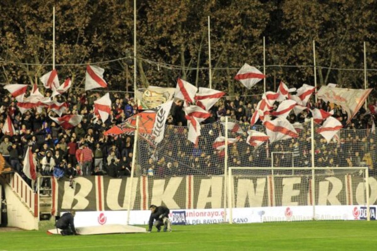 Los Bukaneros, hinchas radicales del Rayo Vallecano que se enfrentaron ante los hinchas de Lech Poznań.