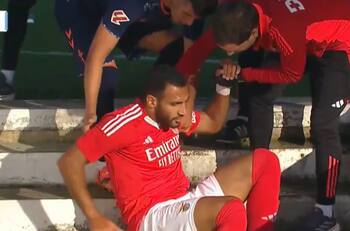 VIDEO | Casi no la cuenta: jugador de Benfica sufre brutal caída en pleno partido amistoso