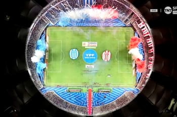 VIDEO | El impresionante recibimiento en la final del fútbol argentino entre Racing y Estudiantes