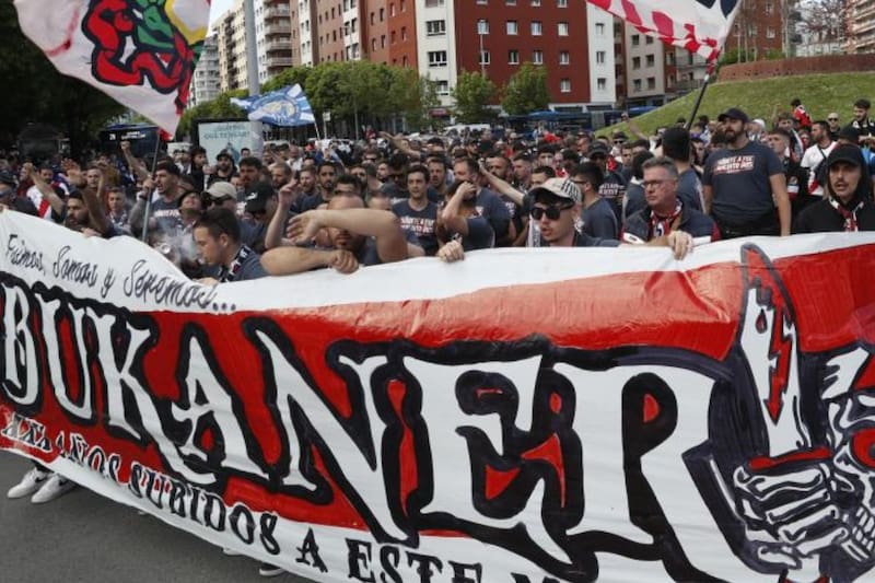 Los Bukaneros de Rayo Vallecano se enfrentaron con los aficionados de Lech Poznan. Foto: EFE.