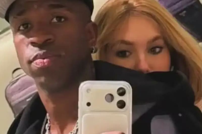 Vinicius junto a su novia, VIrginia Fonseca.