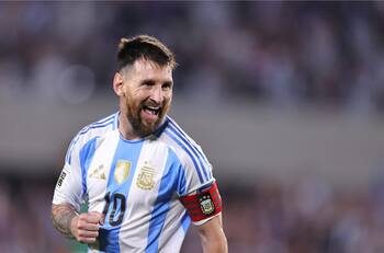 Hay campeones con la U y la UC: en España recordaron a 32 futbolistas que en algún minuto compararon con Messi
