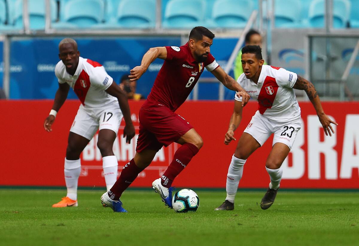 Futbol, Peru vs Venezuela
Copa America 2019
El jugador de Venezuela Tomas Rincon disputa el balon contra la defensa de Christofer Gonzales Peru, durante el partido del grupo A, disputado en el estadio Arena do Grêmio, Brasil.
15/06/2019
Daniel Apuy/El Comercio/Photosport
Football, Peru vs Venezuela
Venezuela player Tomas Rincon battles for the ball against defense Christofer Gonzales of Peru, during the group A match, during Copa America 2019 at Arena do Grêmio, stadium in Brasil.
Daniel Apuy/El Comercio/Photosport