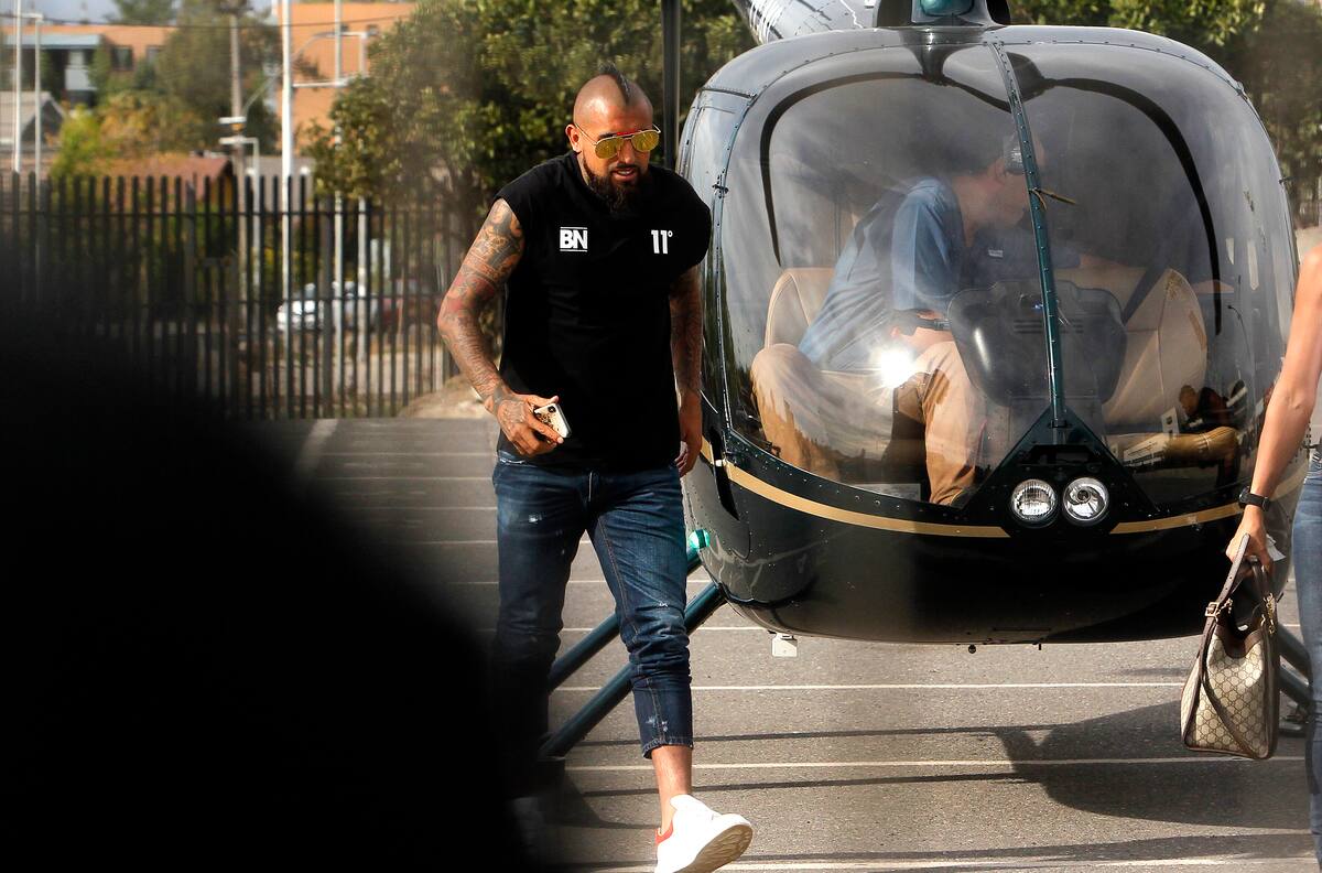 La excéntrica llegada de Vidal en helicóptero al Monumental para ver final de Rodelindo Román