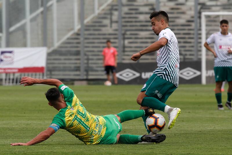 Futbol, Rodelindo Román vs La Pintada.
Tercera B.
El jugador de Rodelindo Román, disputa el balón contra el jugador de La Pintada durante el partido de tercera B jugado en el estadio Monumental.
Jonathan Oyarzun/Photosport