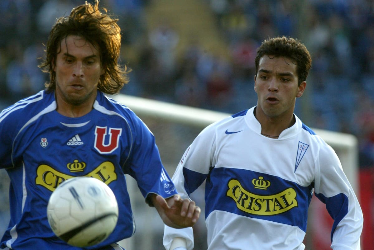 FUTBOL, U. DE CHILE/U. CATOLICA
CAMPEONATO CLAUSURA 2006.
SERGIO GIOINO, IZQUIERDA, DISPUTA EL BALON CON CLAUDIO MUNOZ.
27/08/2006
SANTIAGO, CHILE
JOSSEF KARAMI/PHOTOSPORT