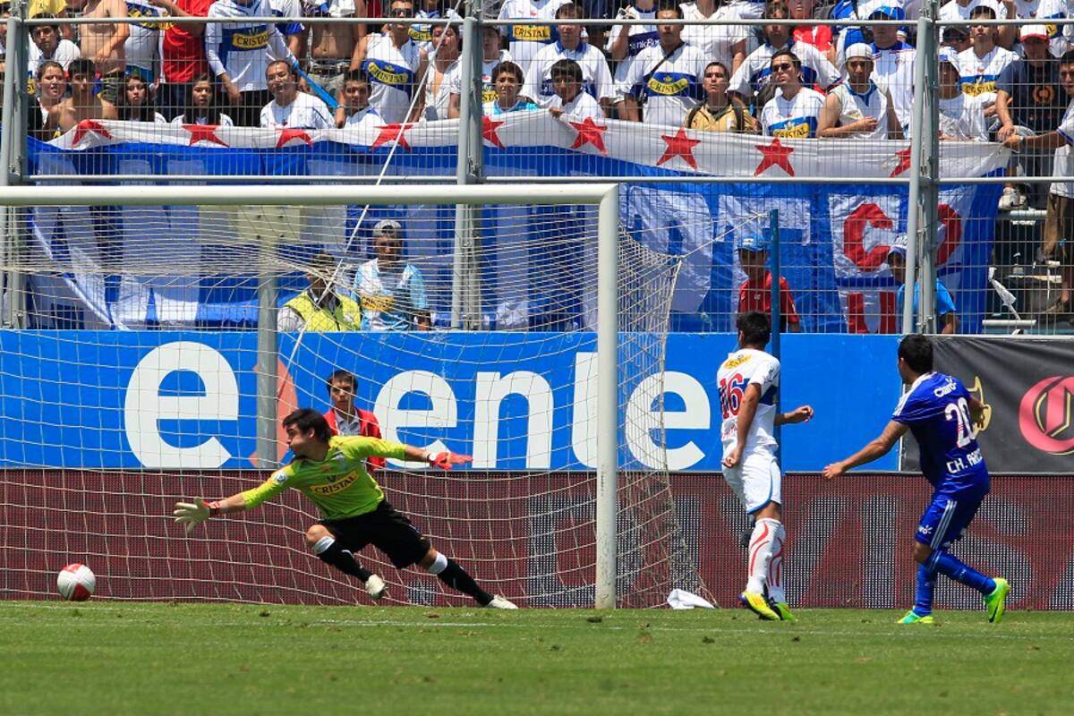 FUTBOL, UNIVERSIDAD CATOLICA VS UNIVERSIDAD DE CHILE.
SEMI FINAL PARTIDO DE IDA CAMPEONATO CLAUSURA 2011.
EL JUGADOR DE UNIVERSIDAD DE CHILE CHARLES ARANGUIZ, DERECHA, MARCA SU GOL CONTRA UNIVERSIDAD CATOLICA DURANTE EL PARTIDO DE PRIMERA DIVISION DISPUTADO EN EL ESTADIO SAN CARLOS DE APOQUINDO.
18/12/2011
SANTIAGO, CHILE.
MARCELO HERNANDEZ/PHOTOSPORT****************
FOOTBALL, UNIVERSIDAD CATOLICA VS UNIVERSIDAD DE CHILE.
SEMI-FINAL FIRST MATCH CLOSURE CHAMPIONSHIP 2011. UNIVERSIDAD DE CHILE'S PLAYER CHARLES ARANGUIZ, RIGHT, SCORES HIS GOAL AGAINST UNIVERSIDAD CATOLICA DURING A FIRST DIVISION FOOTBALL MATCH HELD AT SAN CARLOS DE APOQUINDO STADIUM.
SANTIAGO, CHILE.
18/12/2011
MARCELO HERNANDEZ/PHOTOSPORT.