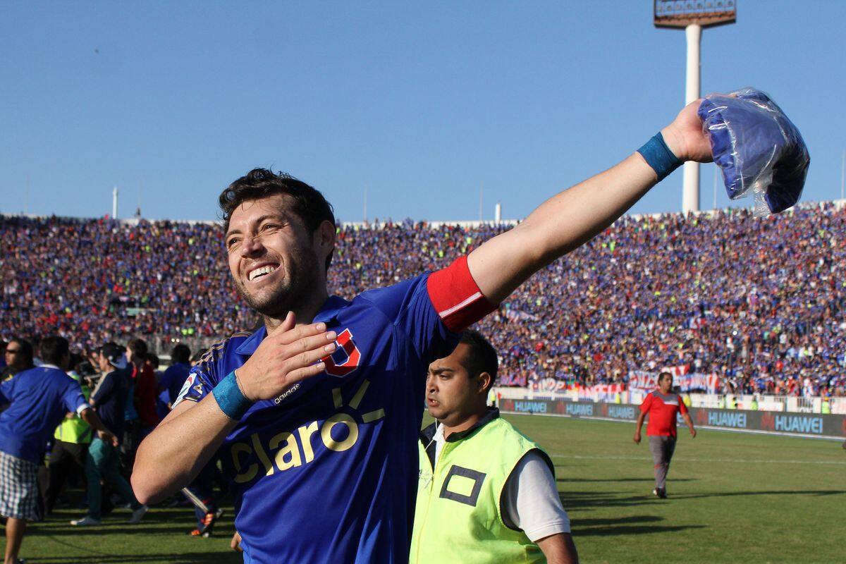 Futbol, Universidad de Chile v Unión La Calera.
Decimoséptima fecha, Campeonato de Apertura 2014/15.
El jugador de Universidad de Chile Jose Rojas campeon de primera division del Campeonato de Apertura 2014/15 en el estadio Nacional.
Santiago, Chile.
06/12/2014
Claudio Diaz/Photosport************
Football, Universidad de Chile v Union La Calera.
17 date, Aperture Championship 2014/15
Universidad de Chile's player Jose Rojas Championship 2014/15 after the final football match against Union La Calera at Nacional stadium in Santiago, Chile.
06/12/2014
Claudio Diaz/Photosport