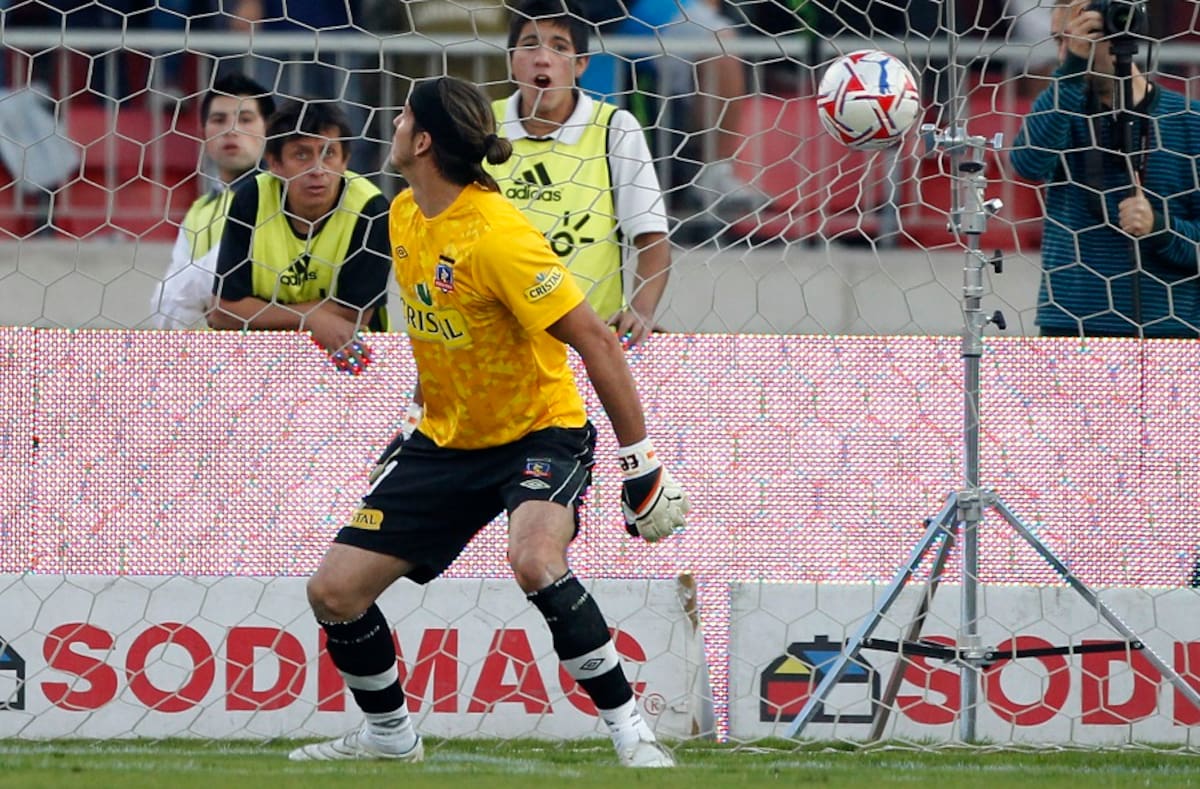 FUTBOL, UNIVERSIDAD DE CHILE VS COLO COLO
14» FECHA, CAMPEONATO DE APERTURA 2012.
EL ARQUERO DE COLO COLO FRANCISCO PRIETO, MIRA EL GOL DE IGOR LICHNOVSKY PARA UNIVERSIDAD DE CHILE DURANTE EL PARTIDO DE PRIMERA DIVISION DISPUTADO EN EL ESTADIO NACIONAL.
29/04/2012
SANTIAGO, CHILE.
ANDRES PINA/PHOTOSPORT****************
FOOTBALL, UNIVERSIDAD DE CHILE VS COLO COLO.
14TH DATE, APERTURE CHAMPIONSHIP 2012.
COLO COLO'S GOALKEEPER FRANCISCO PRIETO, LOOKS AT IGOR LICHNOVSKY'S GOAL FOR UNIVERSIDAD DE CHILE DURING THE FIRST DIVISION FOOTBALL MATCH HELD AT NATIONAL STADIUM IN SANTIAGO, CHILE.
29/04/2012
ANDRES PINA/PHOTOSPORT