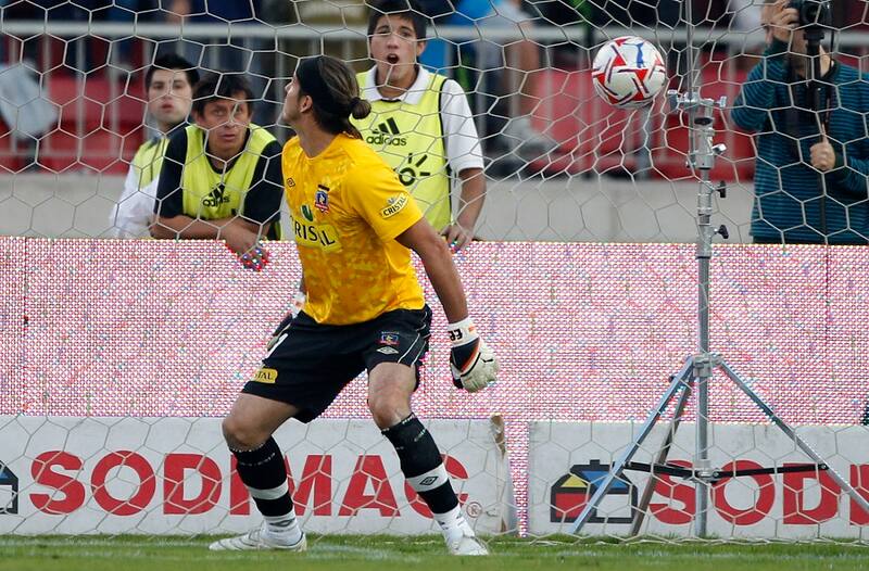FUTBOL, UNIVERSIDAD DE CHILE VS COLO COLO
14» FECHA, CAMPEONATO DE APERTURA 2012.
EL ARQUERO DE COLO COLO FRANCISCO PRIETO, MIRA EL GOL DE IGOR LICHNOVSKY PARA UNIVERSIDAD DE CHILE DURANTE EL PARTIDO DE PRIMERA DIVISION DISPUTADO EN EL ESTADIO NACIONAL.
29/04/2012
SANTIAGO, CHILE.
ANDRES PINA/PHOTOSPORT****************
FOOTBALL, UNIVERSIDAD DE CHILE VS COLO COLO.
14TH DATE, APERTURE CHAMPIONSHIP 2012.
COLO COLO'S GOALKEEPER FRANCISCO PRIETO, LOOKS AT IGOR LICHNOVSKY'S GOAL FOR UNIVERSIDAD DE CHILE DURING THE FIRST DIVISION FOOTBALL MATCH HELD AT NATIONAL STADIUM IN SANTIAGO, CHILE.
29/04/2012
ANDRES PINA/PHOTOSPORT
