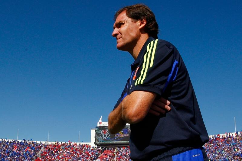 Futbol, Universidad de Chile vs Colo Colo.
Decimo cuarta fecha, campeonato Inicial 2013.
El entrenador de Universidad de Chile Dario Franco mira a sus jugadores durante el partido de primera division contra Colo Colo jugado en el estadio Nacional.
Santiago, Chile.
05/05/2013
Marcelo Hernandez/Photosport***************
Football, Universidad de Chile vs Colo Colo.
14 th date, Initial championship 2013.
Universidad de Chile's head coach Dario Franco looks to his players during the first division football match against Colo Colo at Nacional stadium in Santiago, Chile.
05/05/2013
Marcelo Hernandez/Photosport