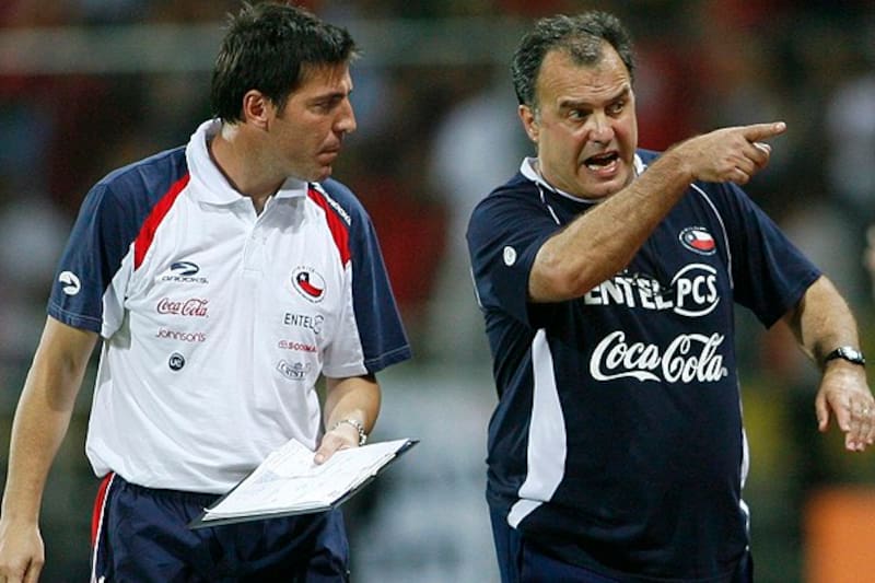 Marcelo Bielsa está cerca a ser el nuevo DT de Uruguay. Debutaría ante Chile en las Eliminatorias. Foto: Photosport.