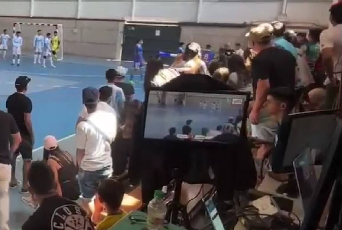 una pelea que suspendió el encuentro por las semifinales del Campeonato Nacional.