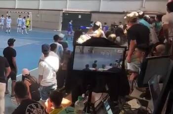 VIDEO | Escandalosa pelea entre hinchas de la U y Magallanes llevó a suspender semifinal del Futsal