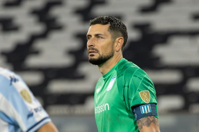 en el duelo de Racing frente a Colo Colo en el Estadio Monumental