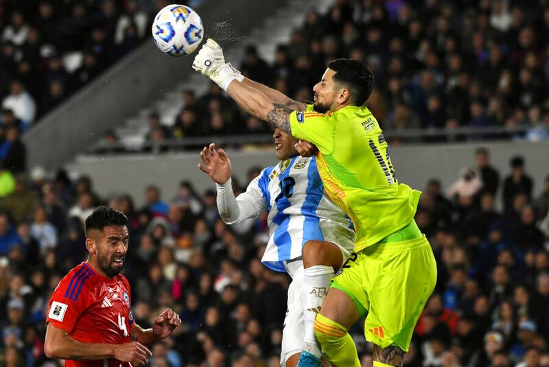 Gabriel Arias fue titular en la derrota de Chile. Foto: Aton.