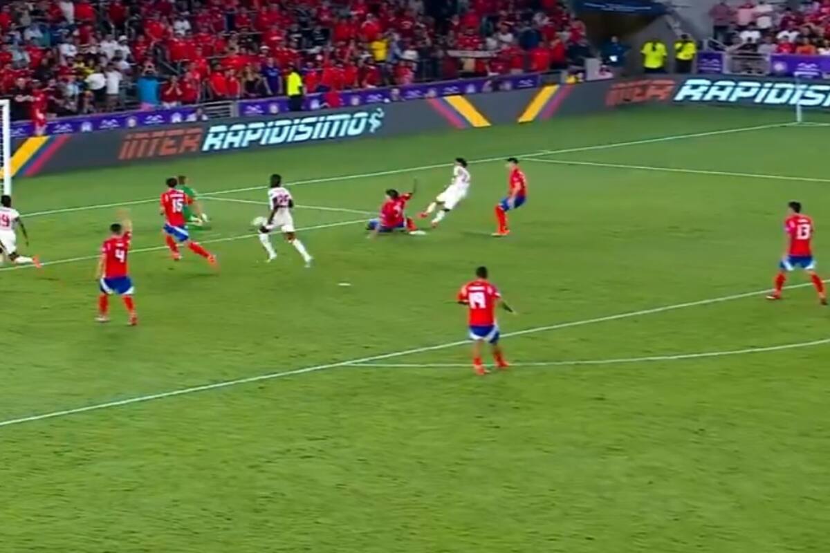 por una de sus atajadas ante Canadá en el cierre del grupo A de Copa América.