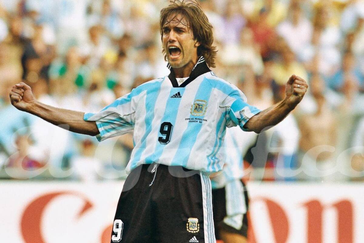 Gabriel Batistuta es considerado uno de los mejores delanteros de los años 90 e inicios de los 2000. Fue a tres Mundiales con la Selección Argentina y ganó dos Copa América. A lo largo de su carrera marcó 356 goles.