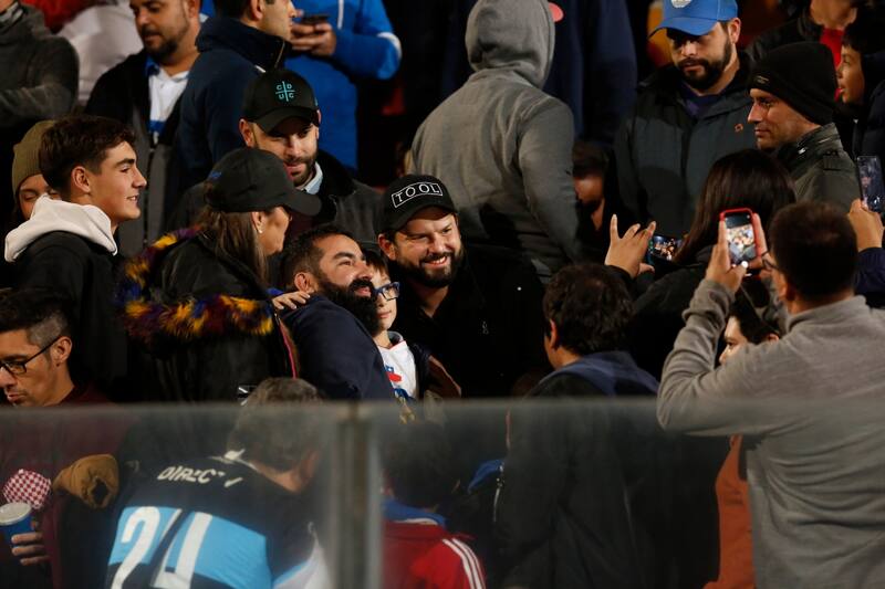 Gabriel Boric presenció el empate de Universidad Católica ante Unión La Calera. Foto: Aton