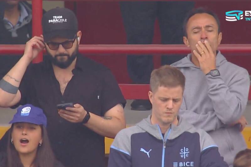 asiste al encuentro entre Universidad Católica versus Colo Colo.