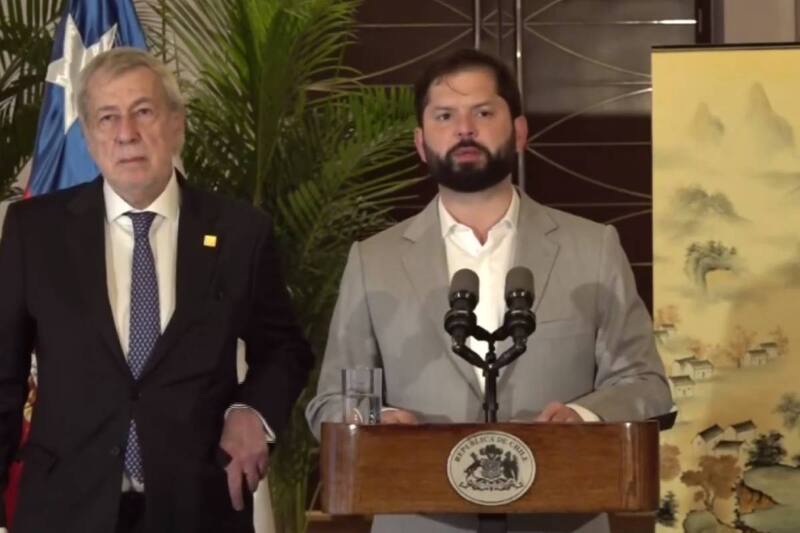 El presidente anunció la inversión en medio de su viaje oficial en China.