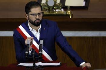 “Te amo, estoy sufriendo”: Estos son parte de los correos que denunciante envió al Presidente Boric