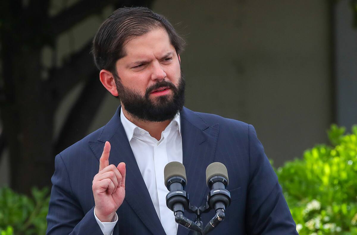 Presidente Boric entregó antecedentes de correos electrónicos en medio de la denuncia en su contra